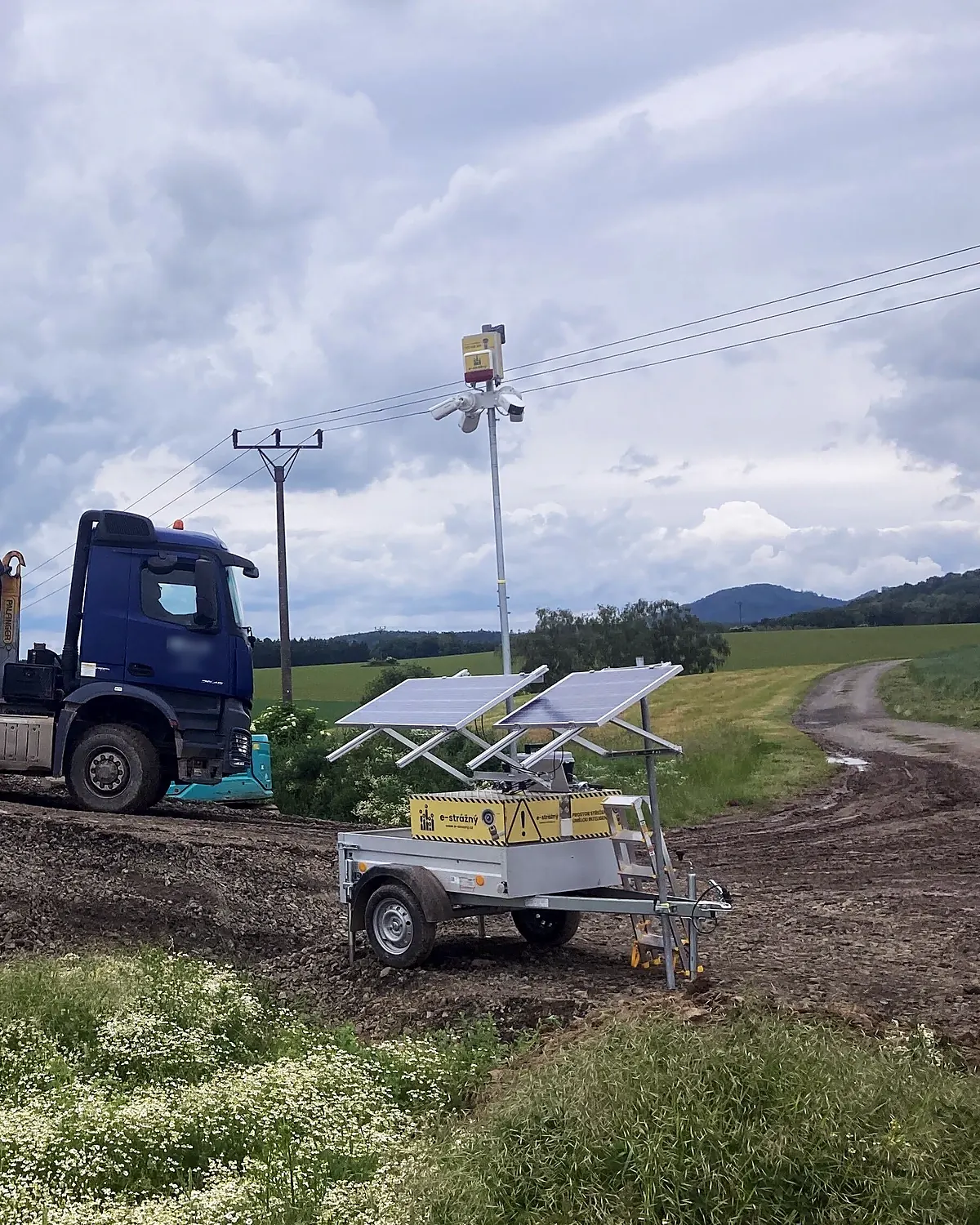 Mobilní kamerová věž E-strážný u nákladního vozu na zemních pracích